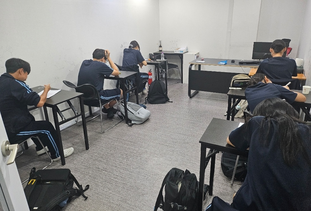 집중해서 문제를 풀고 있는 메이킹수학학원 학생들