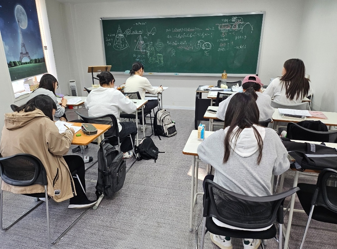 칠판 수업이 진행되는 메이킹수학학원 교실 전경